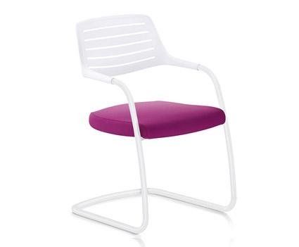 Una sedia a sbalzo moderna e bianca con schienale a doghe e seduta imbottita color magenta su sfondo bianco.
