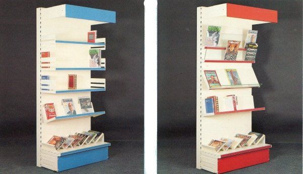 Due scaffalature espositive per riviste e libri, una con dettagli blu e una con dettagli rossi.