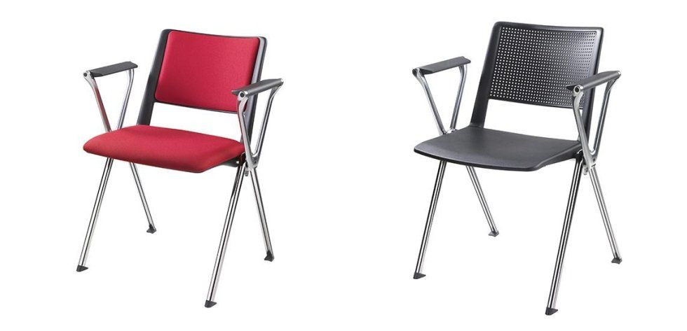 Due sedie moderne con gambe e braccioli in metallo angolati, una rivestita in tessuto rosso e l'altra in plastica nera.