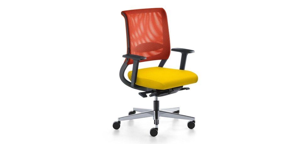 Sedia da ufficio con schienale in rete rossa, sedile giallo, braccioli neri e base a cinque razze argentata con ruote.