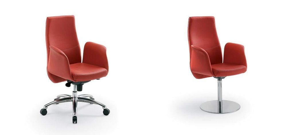 Due sedie da ufficio imbottite color rosso ruggine, una con base a cinque ruote e una con base a piedistallo circolare.