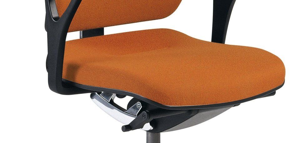 Primo piano della seduta e della parte inferiore dello schienale di una sedia da ufficio imbottita di colore arancione, con braccioli neri e dettagli in metallo.