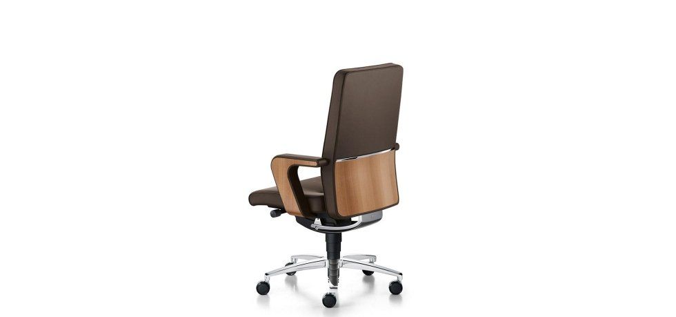 Una sedia da ufficio marrone con schienale alto e dettagli in legno, vista da dietro su sfondo bianco.