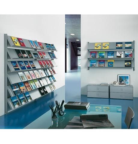 Ufficio moderno con mensole grigie a parete che espongono brochure e riviste sopra due cassettiere abbinate.
