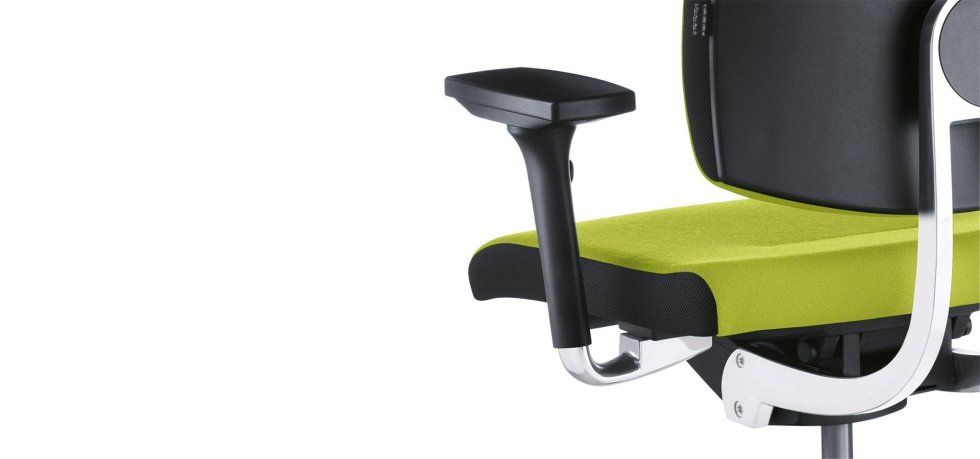 Primo piano di una moderna sedia da ufficio con sedile verde lime, schienale nero e braccioli con struttura in metallo argentato.