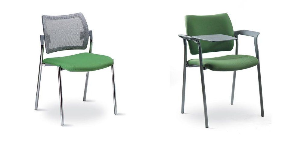 Due sedie verdi su sfondo bianco: una con schienale in rete, l'altra con schienale pieno e bracciolo porta-tablet incorporato.