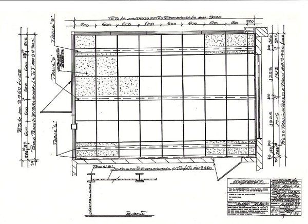 Planimetria tecnica architettonica che mostra la disposizione a griglia di una stanza con dimensioni, dettagli strutturali e cartiglio.