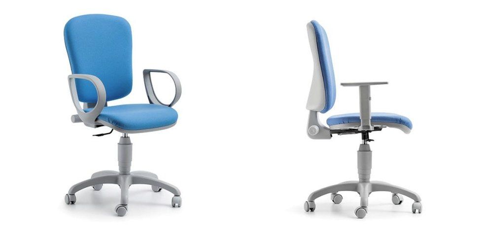Due viste di una sedia da ufficio in tessuto blu con struttura grigia, braccioli regolabili e base con cinque ruote piroettanti.