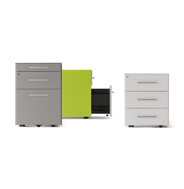 Tre schedari mobili con piedistallo, nei colori grigio, verde lime e bianco, ciascuno con tre cassetti su ruote e sfondo bianco.