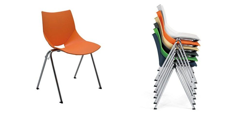 Una sedia arancione singola e una pila di sedie abbinate in vari colori, tutte caratterizzate da gambe sottili e moderne in metallo.