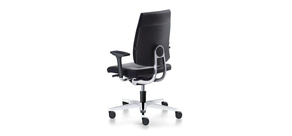 Una moderna sedia da ufficio nera con struttura in metallo argentato, braccioli e base a cinque ruote su sfondo bianco.