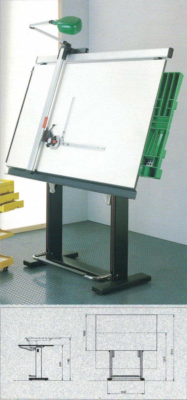 Tavolo da disegno regolabile con macchina da disegno, lampada e vassoi laterali, con schema tecnico riportato di seguito.