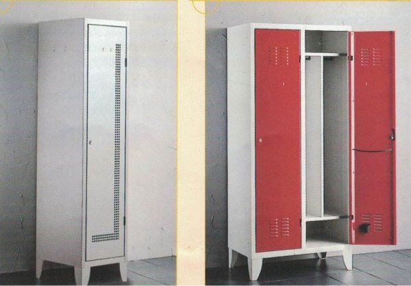 Due armadietti metallici: uno alto, grigio, con un'unica anta, e uno con anta rossa, ripiani interni e asta appendiabiti.