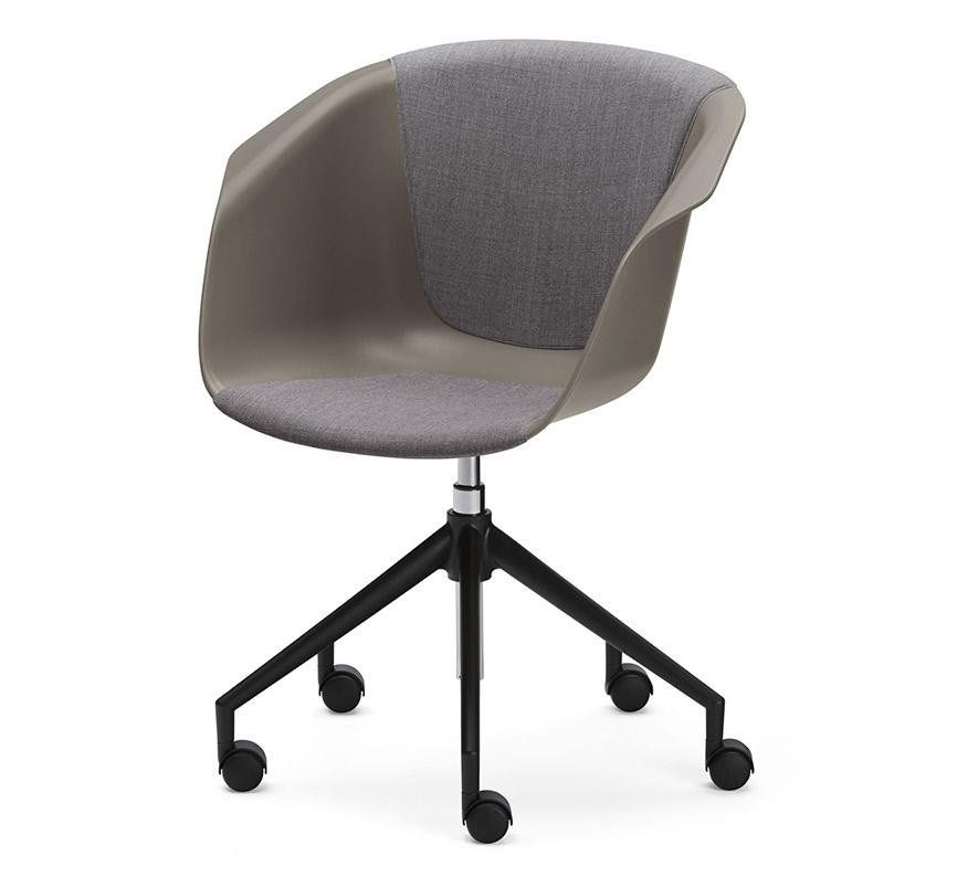 Una moderna sedia da ufficio con scocca in plastica color tortora, sedile e schienale imbottiti in grigio e base nera a cinque gambe con rotelle.