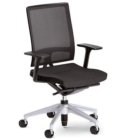 Sedia da ufficio in rete nera con braccioli regolabili e base a cinque razze argentata con rotelle su sfondo bianco.