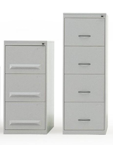 Due schedari in metallo grigio chiaro, uno con tre cassetti e l'altro con quattro, su sfondo bianco.