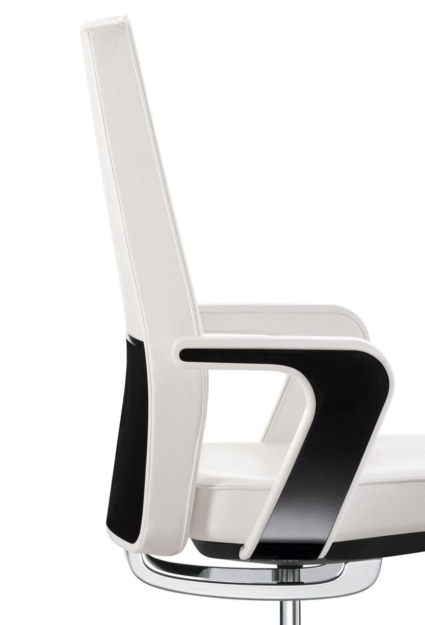 Primo piano di una moderna sedia da ufficio con schienale alto, rivestimento bianco, braccioli curvi neri e base metallica argentata.