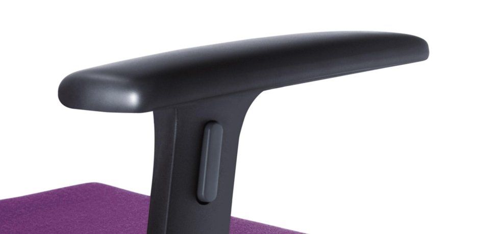 Un bracciolo nero regolabile per sedia da ufficio posizionato sopra una seduta imbottita di colore viola.