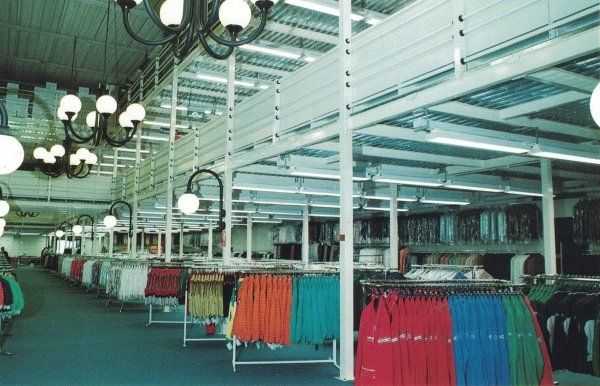 Arredamento centro commerciale con soppalco