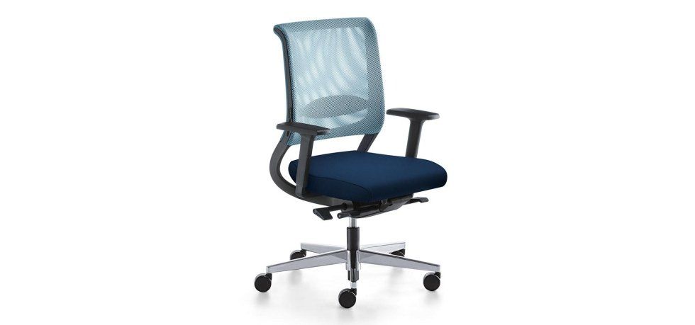 Una moderna sedia da ufficio con schienale in rete azzurra, sedile imbottito blu scuro, braccioli neri e base in metallo a cinque ruote.