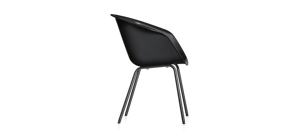 Una sedia da pranzo moderna e minimalista di colore nero, con seduta curva e gambe sottili in metallo abbinate, vista di lato.