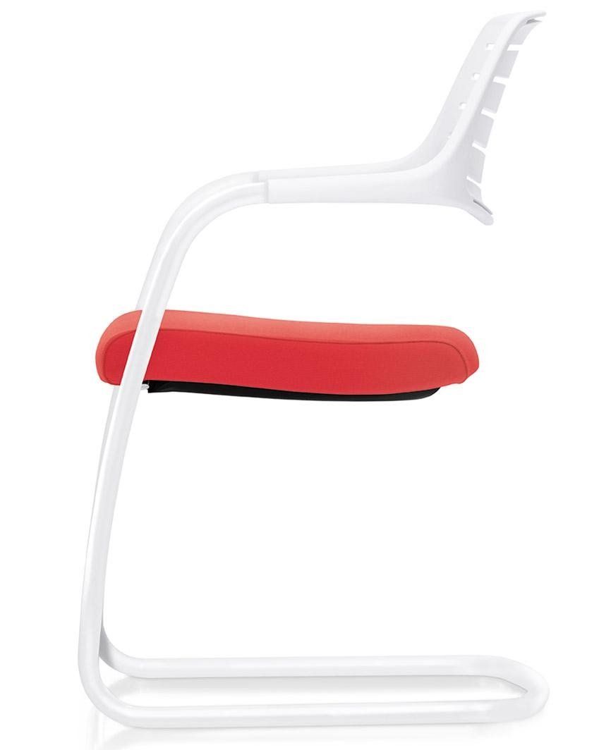Una sedia moderna con struttura a sbalzo bianca, schienale in plastica bianca e seduta imbottita rossa.