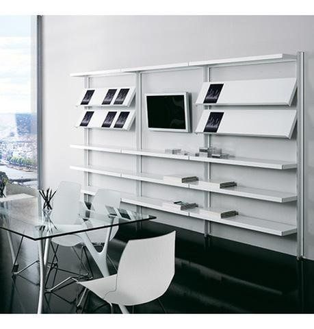 Ufficio moderno e luminoso con un elegante tavolo in vetro, sedie bianche minimaliste e una mensola a muro che espone tablet.