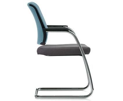Vista laterale di una moderna sedia da ufficio blu e grigia con struttura a sbalzo cromata su sfondo bianco.