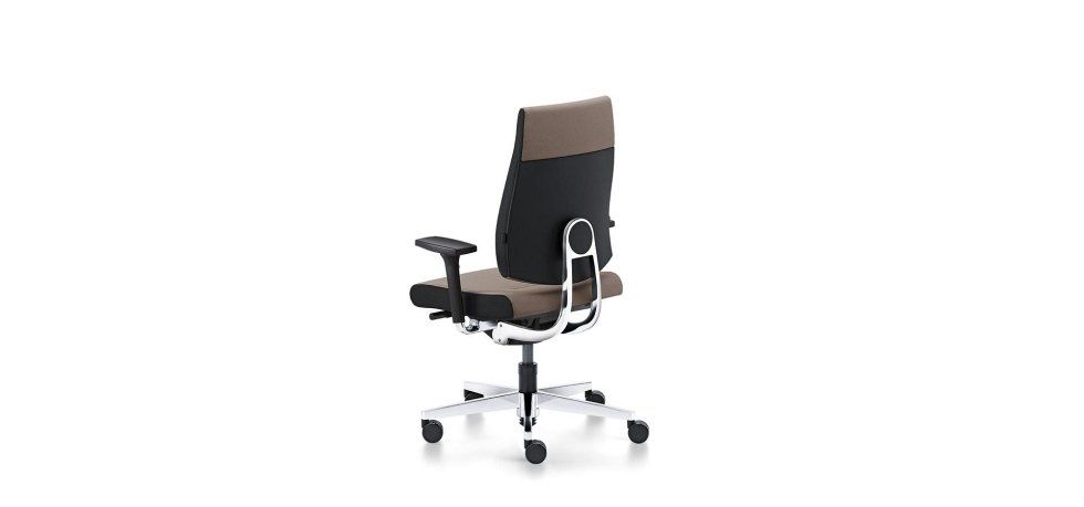 Una sedia da ufficio bicolore marrone e nera con base argentata, vista da un'angolazione di tre quarti posteriore su sfondo bianco.