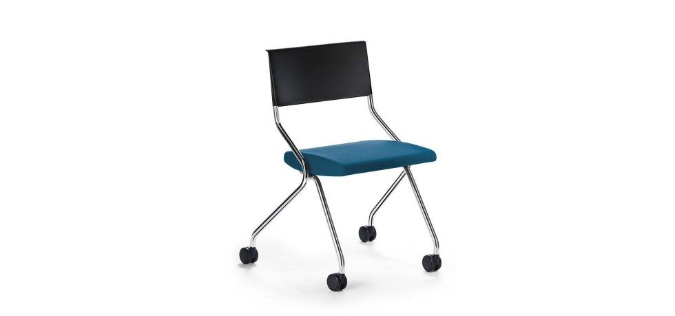 Una moderna sedia da ufficio con schienale nero, sedile imbottito blu e gambe in metallo argentato con quattro ruote piroettanti nere.