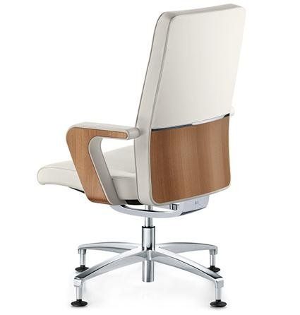 Sedia da ufficio moderna con rivestimento bianco, schienale con pannelli in legno e base cromata con piedini su sfondo bianco.