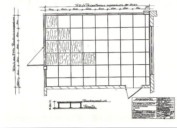 Planimetria architettonica che mostra una griglia rettangolare di stanze con le dimensioni delle piastrelle indicate e una vista laterale.
