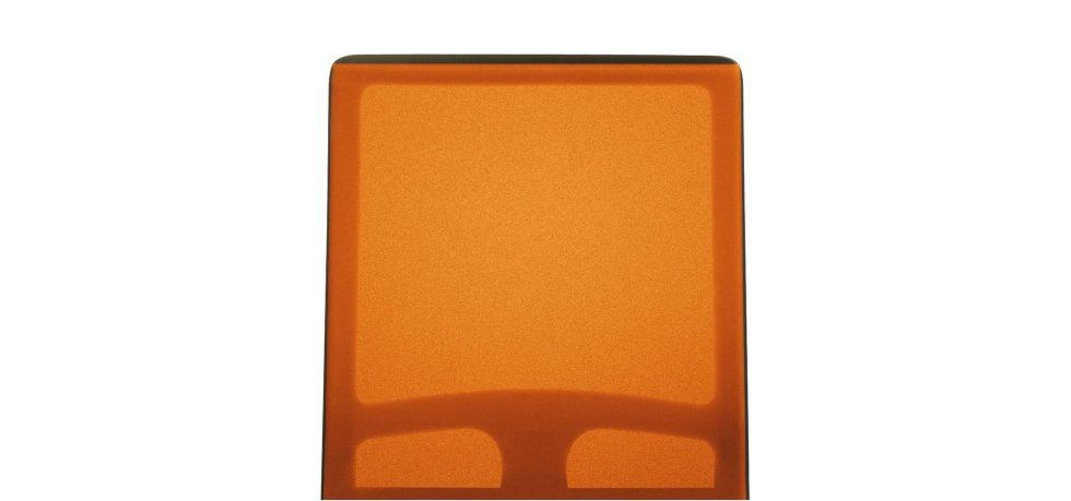 Componente rettangolare in plastica traslucida color ambra con un disegno a forma di T in rilievo al centro.
