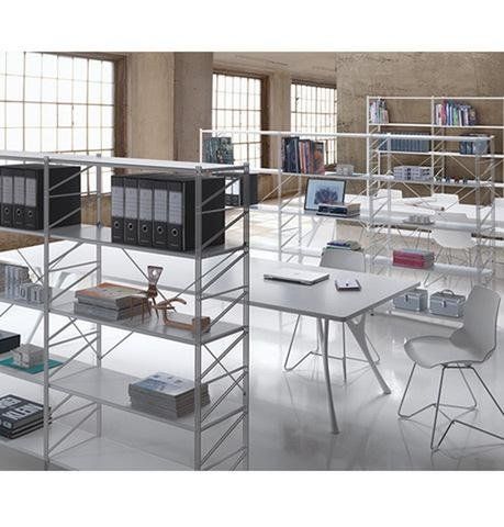 Spazio ufficio moderno caratterizzato da scaffalature in metallo bianco piene di raccoglitori e libri, e una scrivania abbinata con sedia.