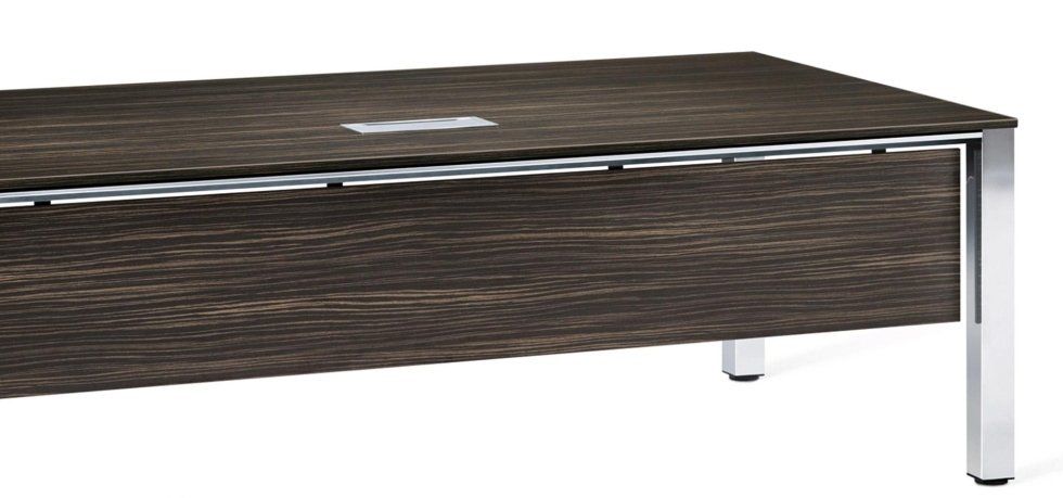 vista frontale di una scrivania color legno scuro