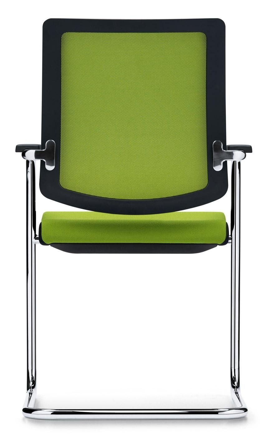 Una sedia da ufficio con schienale in rete verde lime, braccioli e struttura a sbalzo cromata, centrata su uno sfondo bianco.