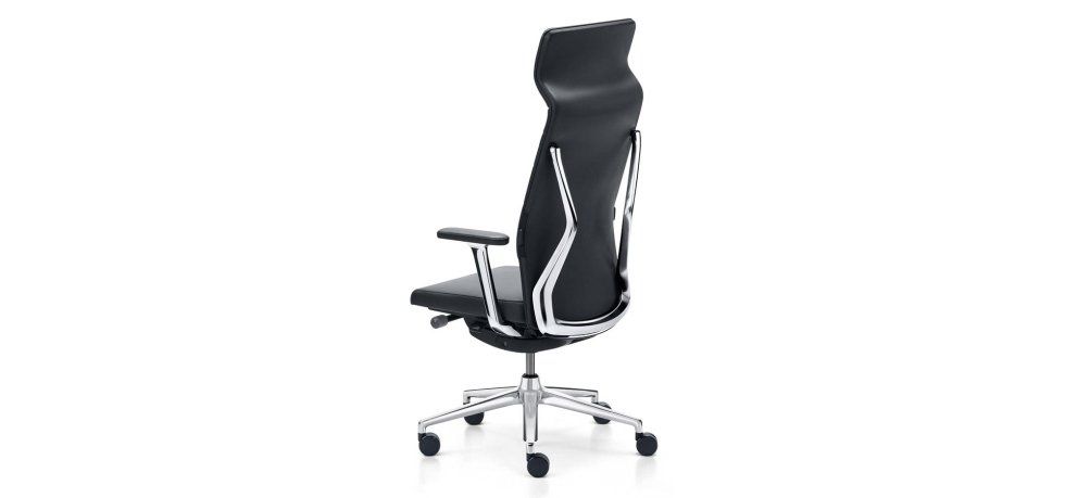 Una sedia da ufficio ergonomica nera con base e struttura cromate, vista da dietro, su uno sfondo bianco uniforme.