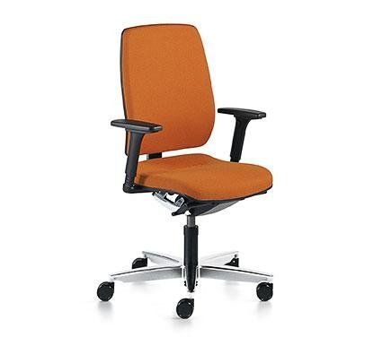Una sedia da ufficio ergonomica arancione con braccioli neri e base a cinque razze argentata con ruote su sfondo bianco.