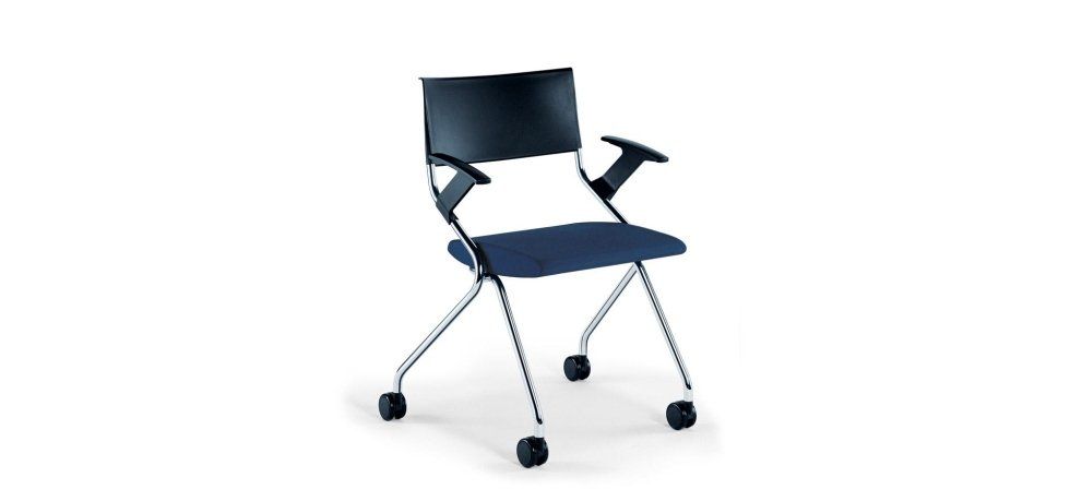 Una sedia da ufficio blu con braccioli e schienale neri, caratterizzata da una struttura in metallo con quattro ruote su sfondo bianco.