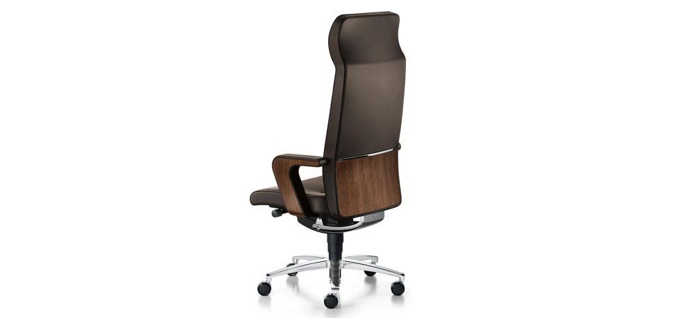 Una moderna poltrona da ufficio direzionale con schienale alto in pelle marrone e inserti in legno, poggiata su una base con rotelle argentate.
