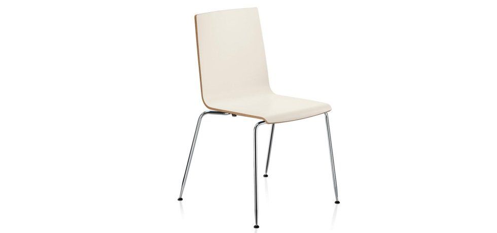 Una sedia da pranzo moderna in legno chiaro dal design minimalista con gambe sottili in metallo cromato su sfondo bianco.