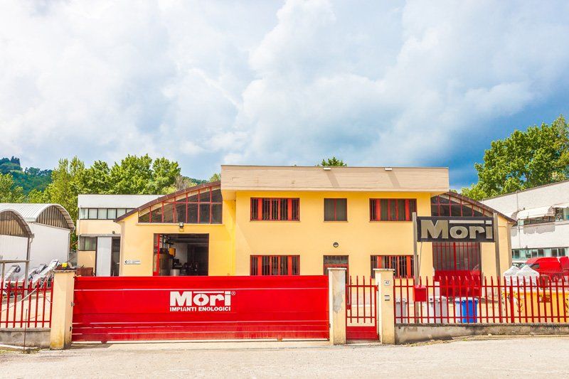 ingresso fabbrica macchinari per enologia