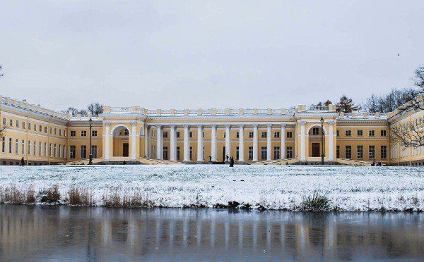 АЛЕКСАНДРОВСКИЙ ДВОРЕЦ