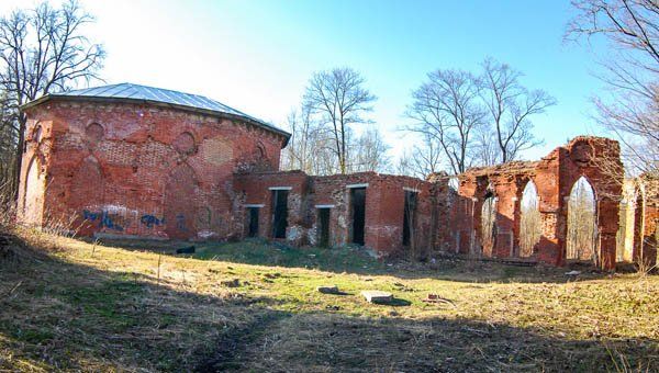 Ruins of the Babolovsky Palace before the start of conservation work