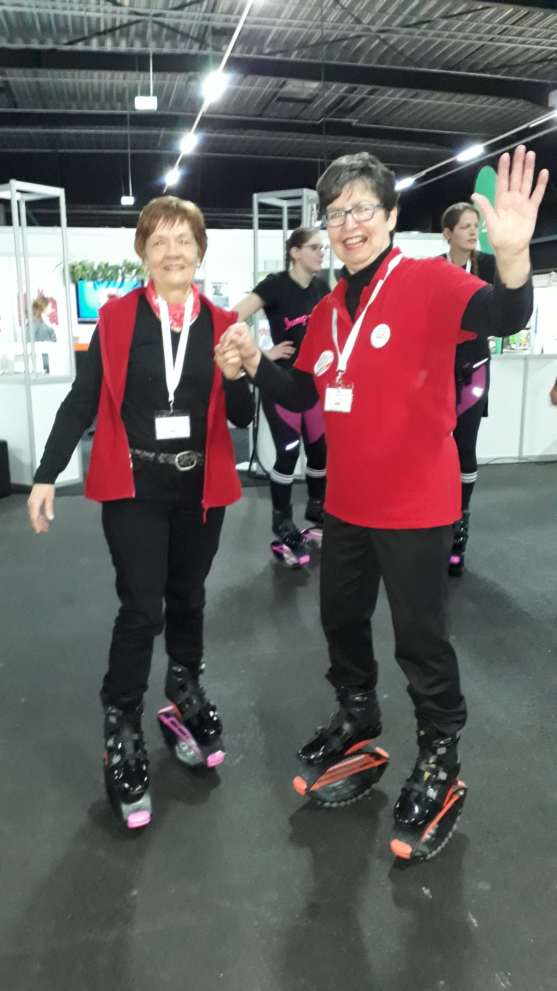 kfd-Frauen machen große Sprünge beim Kangoo-Jump kfd-Frauen beim Kangoo-Jump