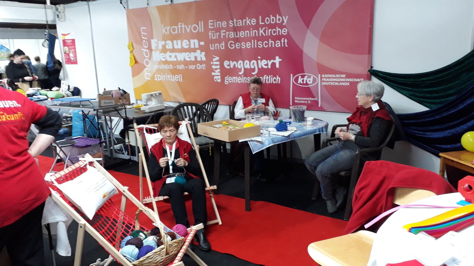 Fleißige kfd-Frauen stricken eine Patchwork-Decke Strickaktion