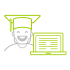 Um homem usando um boné de formatura está sorrindo ao lado de um laptop.