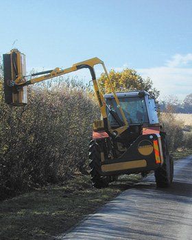hedge cutting - Louth, Lincolnshire - Glanford Beet Ltd - hedge hedge cutting - Louth, Lincolnshire - Glanford Beet Ltd - hedge