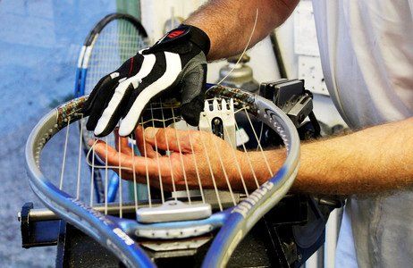 Tennis racquet restringer