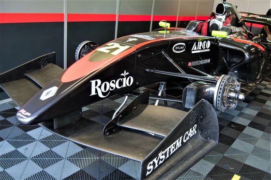 Auto da corsa nera con loghi degli sponsor